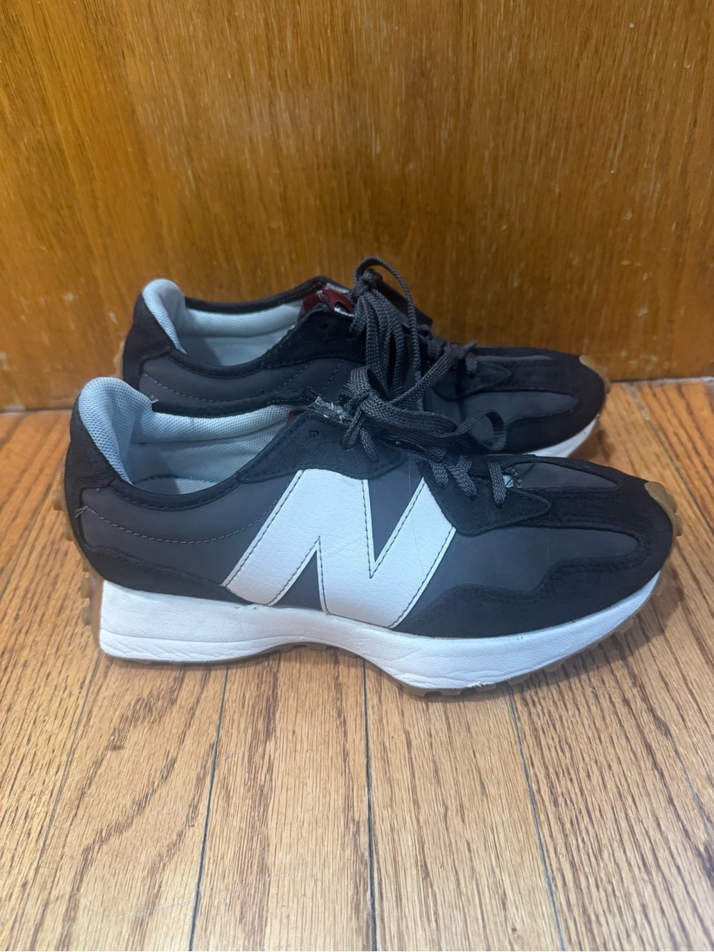 New Balance 327 Womens Sneakers Shoes Black White Logo Leather Size 5.5 WS327BL